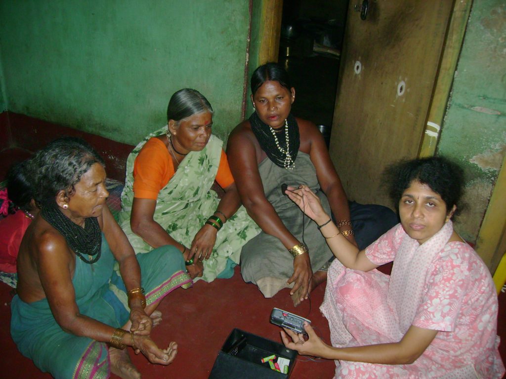 rangolijanapada.com,rangoli artist dr.bharathi maravanthe as she interviewed  with halakki community people. rangolijanapada.com