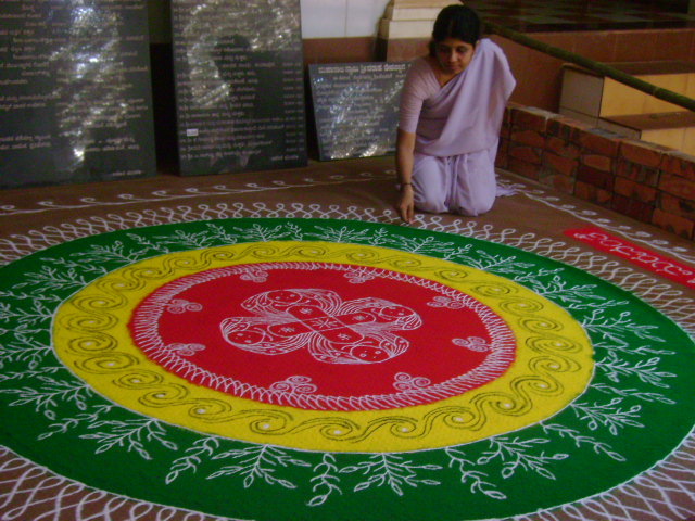 rangolijanapada.com, rangoli created by artist dr.bharathi maravanthe in maravanthe, organdised by kannada samskruthi department, rangolijanapada.com