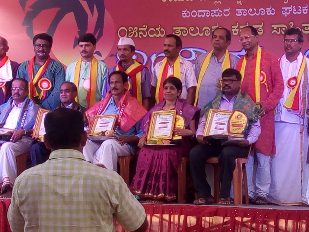 rangolijanapada.com, Rangoli artist, dr.bharathi marvanthe, facilitated at literary conference at kundapur, rangolijanapada.com,